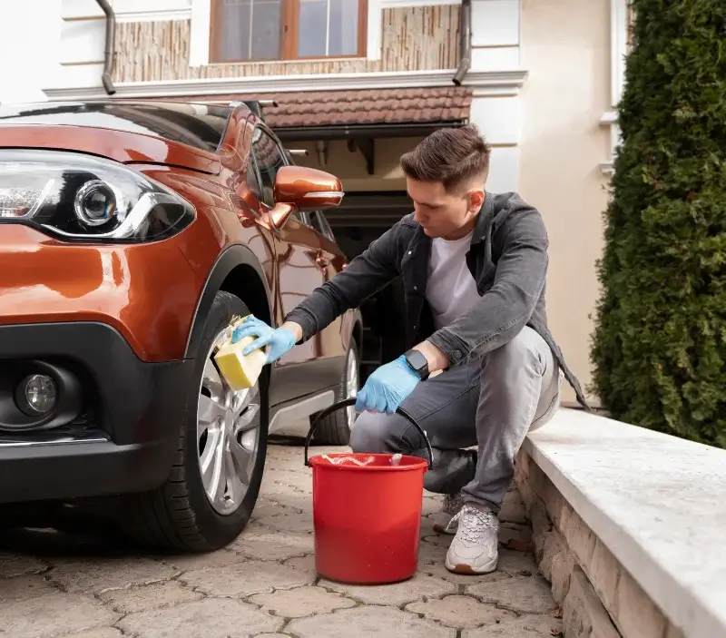 Lavage auto à domicile Saint-Aubin-Celloville : professionnel intervenant sur un véhicule